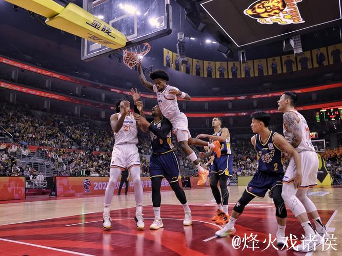 输球之后迅速反弹，上海大鲨鱼客场40分大胜广东队