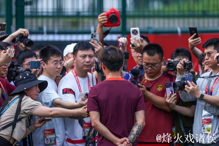 国足重庆公开训练热度不减 战巴林阵容将有较大变化 国足重庆公开训练热度不减 战巴林阵容将有较大变化